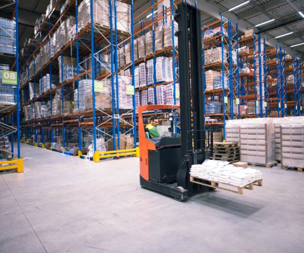 Formación de operadores en el uso seguro de montacargas.