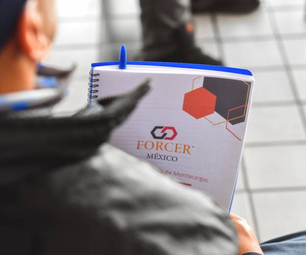 Operadores capacitados en manejo seguro de Tugger.