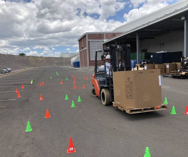 Operadores capacitados manejando montacargas.