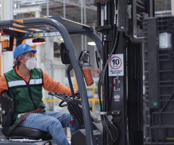 Curso práctico de montacargas para personal operativo.
