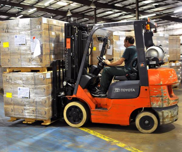 Operador de montacargas recibiendo instrucción técnica.