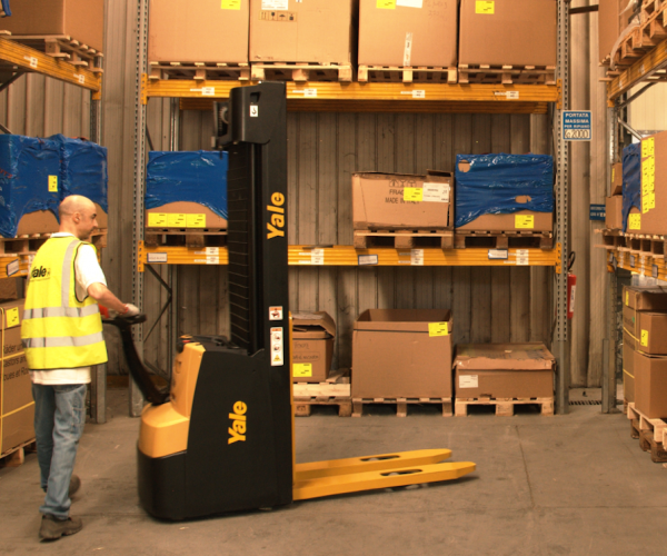 Curso grupal de transpaleta para empresas.